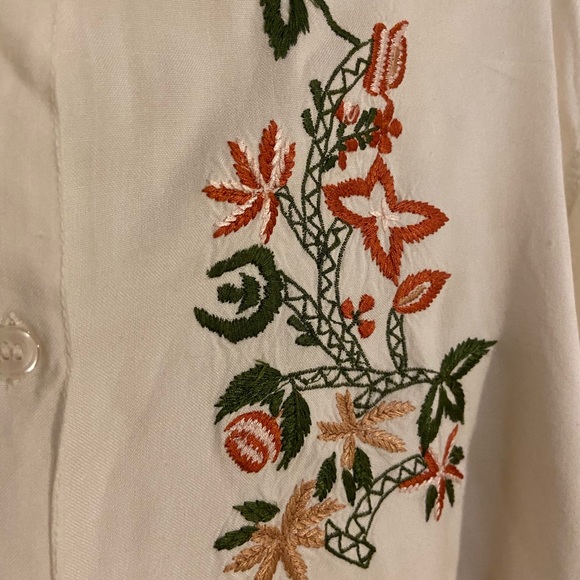 Vintage White embroidered shirt - Picture 5 of 7